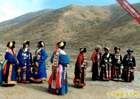 盛装的藏族妇女