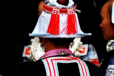 头戴太阳帽的民族—革家