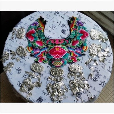 贵州苗族盛装苗银披肩 特色绣花披肩