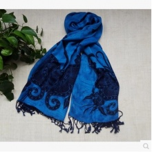 贵州苗族纯手工植物蜡染羊毛围巾 中国民族特色披肩