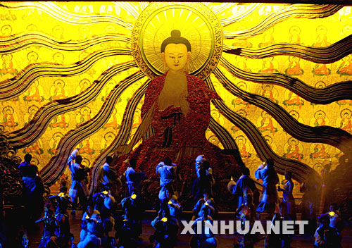 中央人民政府和西藏自治区人民政府一贯重视藏民族文化艺术的继承和发展。近50年来，西藏藏语文教学，传统音乐、舞蹈、民间故事以及古籍、档案的挖掘整理等出现了百花齐放、百花争艳的景象。同时，西藏自治区及各地、市成立了民族文化遗产抢救、整理和研究机构，展开了历史上规模空前的抢救、搜集、整理、研究、编辑、出版民族民间文学艺术遗产的工作。经过几十年来大规模地对西藏文化进行发掘、抢救和整理，西藏的文化得到切实的发扬光大，西藏文化从来没有像今天这样灿烂、繁荣。图为在投资近两千万元打造的西藏首部原生态常态歌舞诗《幸福在路上》中，演员们在表演《雪顿展佛》(2007年8月7日摄)。新华社记者 普布扎西摄" hspace=