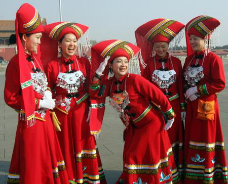 图文：壮族服饰女服务员备受关注