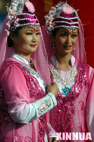 4月19日，撒拉族妇女在展示民族服饰。 当日，青海省循化撒拉族自治县举办了撒拉族服饰展演，绚丽多彩的传统民族服饰吸引了众多游客前来观赏。