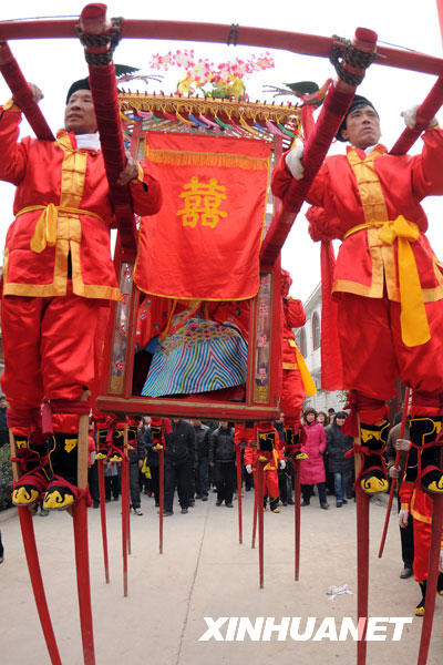 1月6日，迎亲的队伍“高抬花轿”。