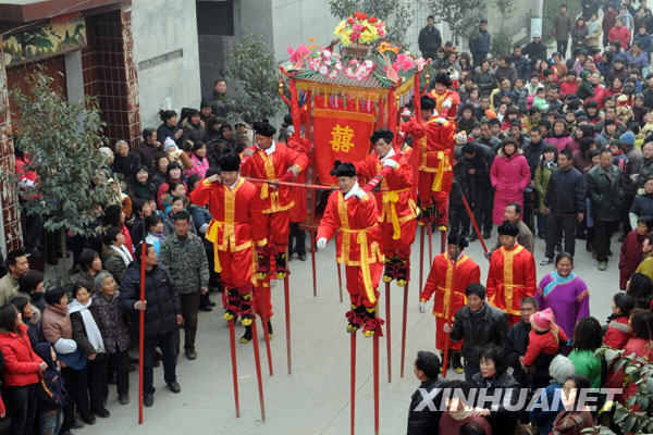 1月6日，迎亲的队伍“高抬花轿”。