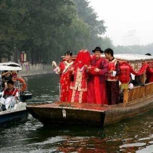 什刹海仿古船上办民俗婚礼