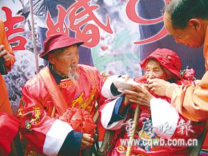 
	两位百岁老人喜喝90周年婚庆酒