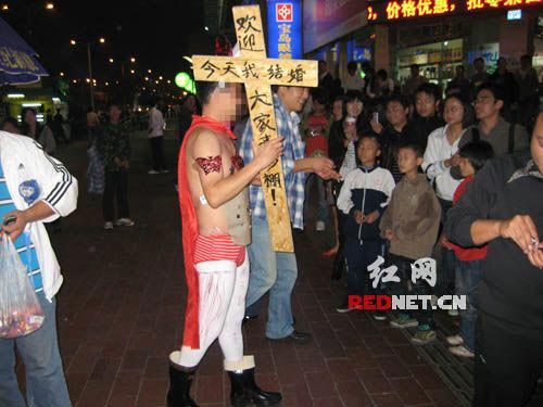 最雷闹洞房 新郎半裸扮兔女郎上街