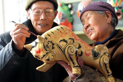 彩绘泥塑金牛祝福