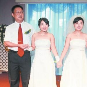 
	双胞胎新娘同台大婚 长得太像宾客头昏
