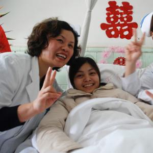 
	广西白血病女孩病房里圆新娘梦
