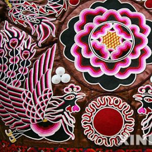 贵州苗族刺绣盛装标价8万元