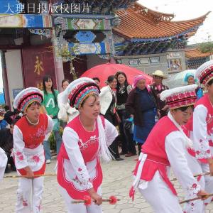 白族妇女在表演白族舞蹈《阿达茵》