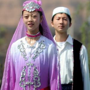 艳丽多彩的撒拉族服饰