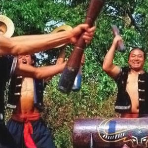为神灵而敲击的佤族《木鼓舞》