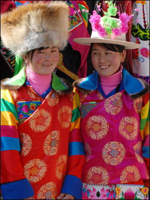 土族女子服饰