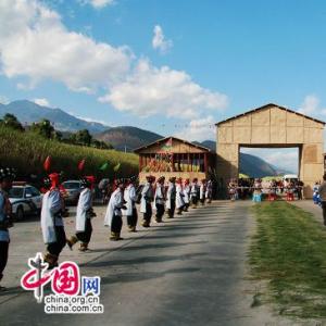 傈僳族独特迎宾礼：饮下美酒才能通过