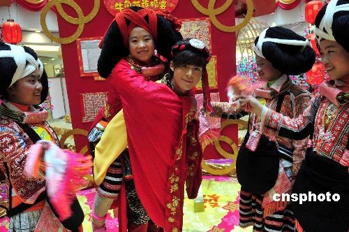 贵州长角苗少数民族 香港展示古老婚礼习俗(组图)