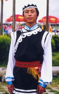 俊俏典雅的保安族服饰