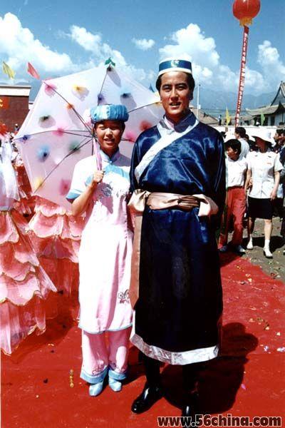 俊俏典雅的保安族服饰