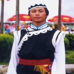 俊俏典雅的保安族服饰