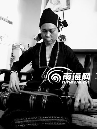 传承黎锦工艺 符关香获称民族民间传统工艺师