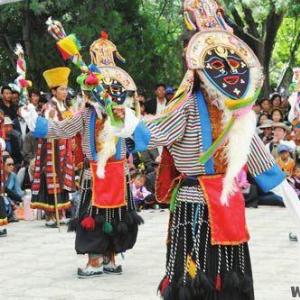 拉萨雪顿节隆重开幕 洛桑江村出席开幕式