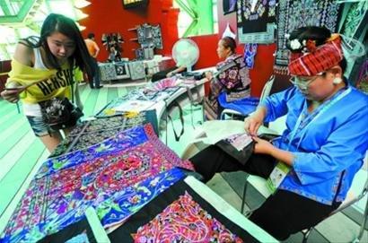 贵州民间大师展绝技 苗族传统绣品展风情