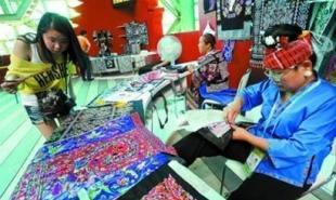 贵州民间大师展绝技 苗族传统绣品展风情
