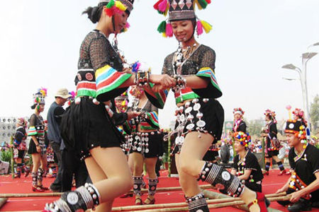 云南遍布着最为耀眼俄神奇的多民族文化。白族，藏族，苗族，傣族和哈尼族等，以及各式特色的民族建筑，还有那数不尽的民俗活动，美丽动人的民族服饰...。。