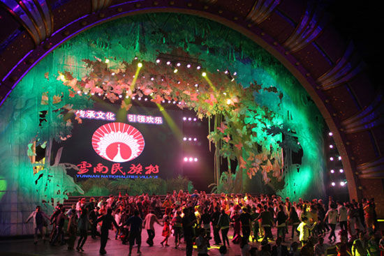 “第五届(2012)全球外包大会”于7月26日-29日在云南省昆明市举办。上图为云南民族村联欢晚会现场精彩掠影。(图片来源：新浪财经)