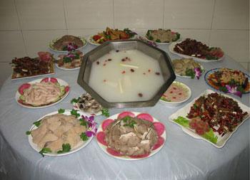 彝族风味名吃：鲜美的全羊汤锅
