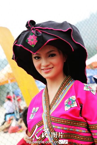 6月22日，一名壮族姑娘在秀自己的服饰。（郑重声明：凡带有&ldquo;人民图片&rdquo;字样图片，未经许可，不得转载。购图电话010-65368421） 