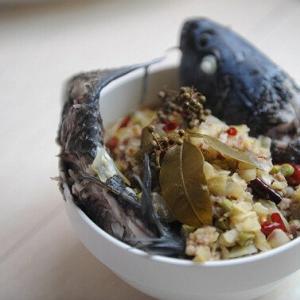 老泡菜炒肉末蒸鲜鱼