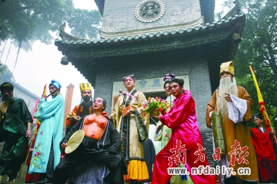 八仙巡游是“大仙诞”的重头戏。往年的诞期都吸引了十余万游客前来一睹民俗风采。资料图片