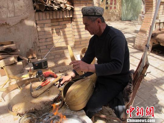 “新疆乐器第一村”:致富当地民众传承民族文化
