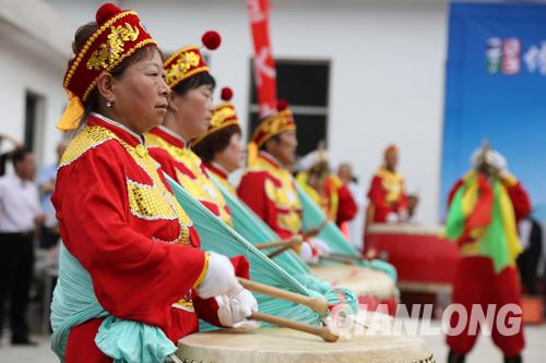 5月24日，第五届门头沟雁翅镇举办淤白村民俗文化节，接娘娘、蹦蹦戏等民俗传统文化吸引十里八村百姓齐聚淤白村。图为威风锣鼓表演。千龙网记者 李同非摄