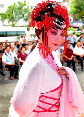 5月28日,武汉市汉剧团演员王荔在表演汉剧《王昭君》。新华社记者陶明摄 \