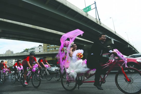 85后女孩举办“单车婚礼” 200多车友护航