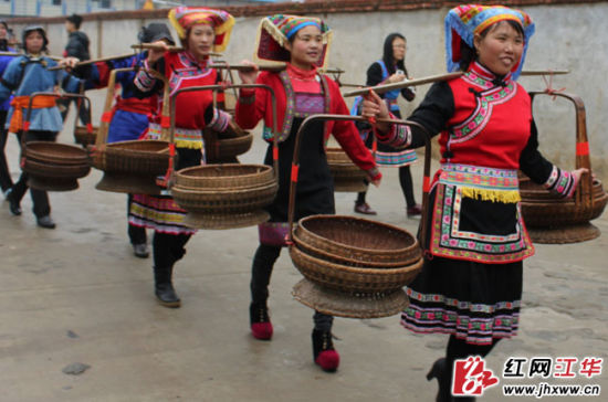 江华县：特色婚礼瑶味浓（组图）