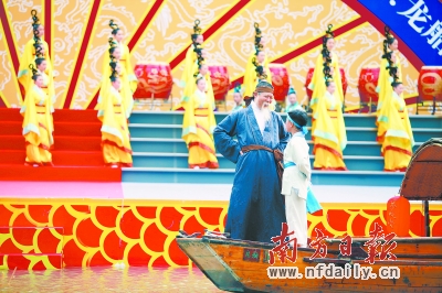 白发老翁向垂髫小孩讲述赛龙舟的民俗文化。高笑 摄" align=