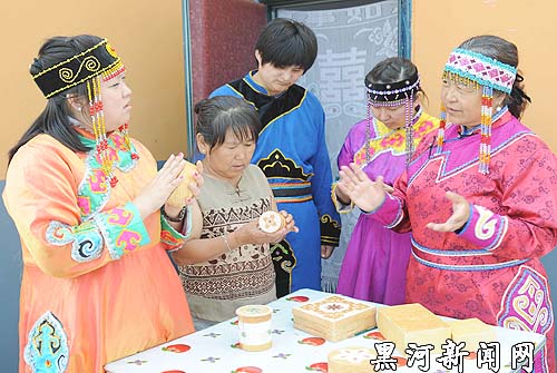 迎庆鄂伦春族定居60周年:传授桦皮技艺传承民族文化" align=