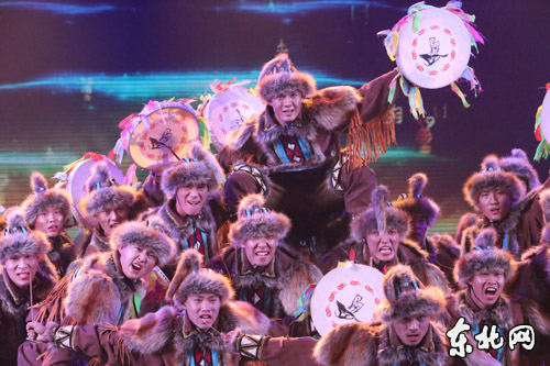 黑龙江民族职业学院演出的鄂温克族舞蹈《敖鲁克雅神鼓》。 东北网记者 王忠岩 摄" align=