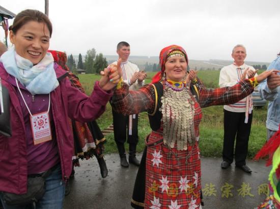 中国少数民族艺术团成员与俄罗斯民间艺人进行艺术交流1(1)