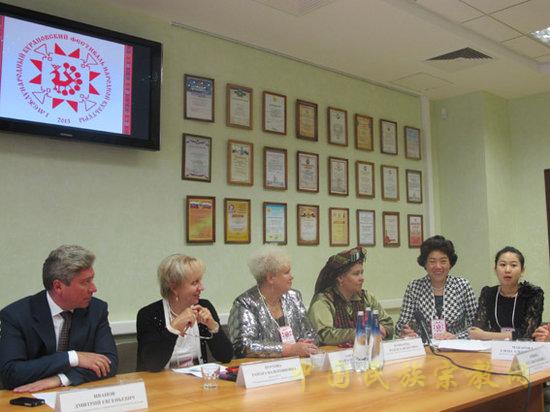 中国少数民族艺术团代表应邀参加主办方组织的记者会