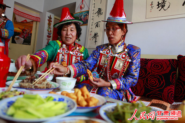 娘家會用“曲拉、奶茶、燒殼子、羊肉粉湯”等傳統美食招待前來探望新娘的親友(柴立仁 攝)