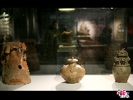 从左至右依次为东汉的彩绘西王母摇钱树陶座，三国时期吴国的青瓷羽人纹佛饰盘口壶及青瓷堆塑人物罐。摄影陆欣