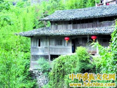 碗窑民居大多沿着山坡依山就势而成。