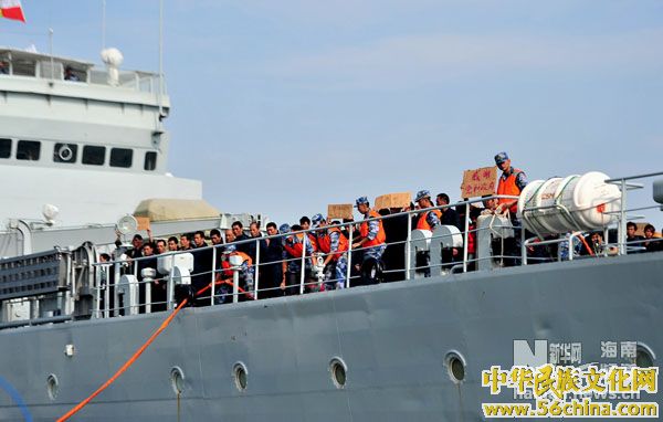 10月3日，获救渔民搭乘军舰抵达三亚