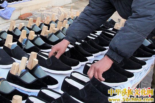 甘肃临夏手工纳鞋底做传统布鞋 农妇在家里就